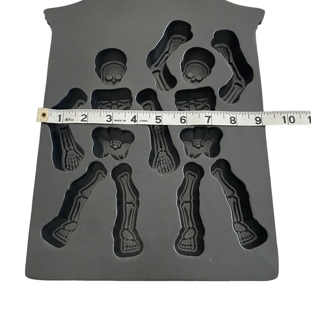 WILLIAMS-SONOMA Cast Aluminum Dancing Skeleton Cake Pan